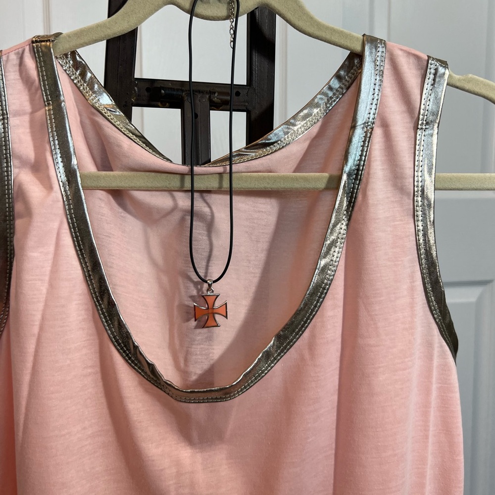 Contrast trim crew neck tank top with fashion necklace